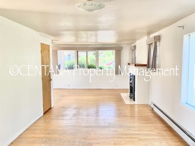 Building Photo - Large home with a huge yard on the West si...
