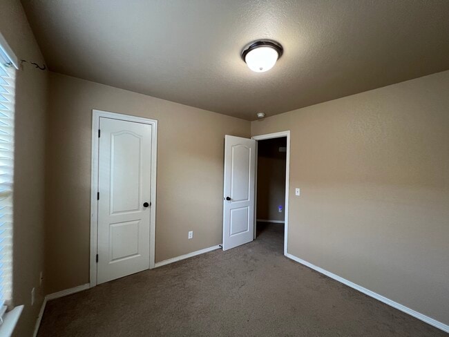 Building Photo - 210 Willow Dr