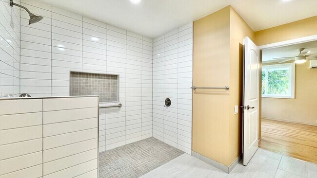 Building Photo - 615 N Kalaheo Ave