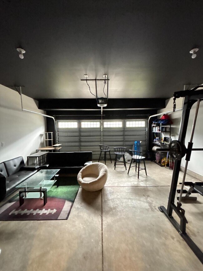 Building Photo - 300 Golan Cir