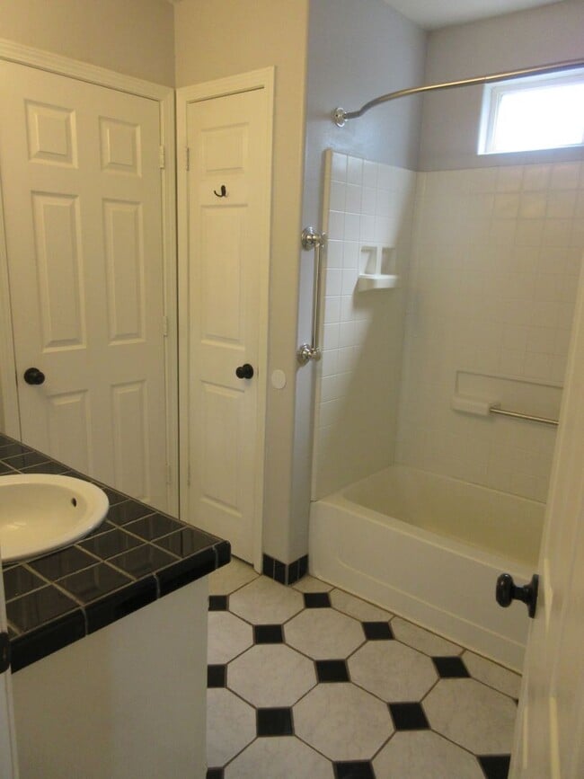 Building Photo - 2 bedroom, 1 bathroom home