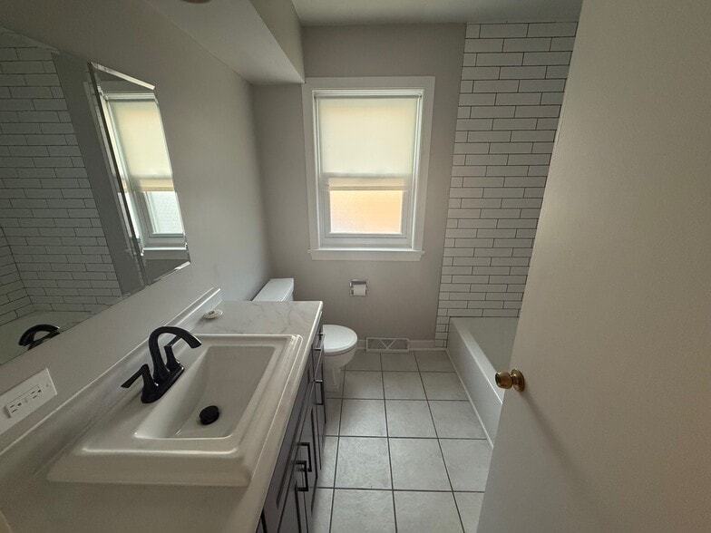 Main bath - 10351 Milford St