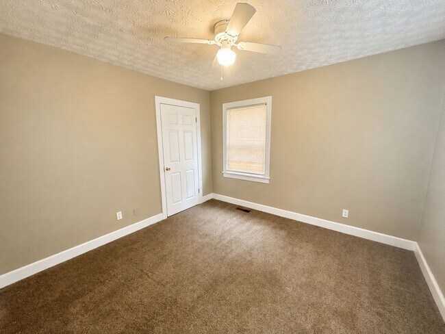 Building Photo - 715 Golfview Dr