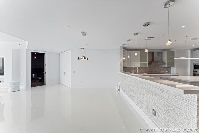 Building Photo - 5959 Collins Ave