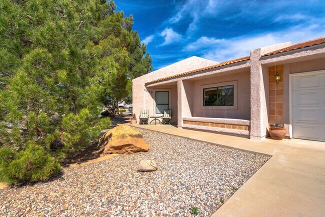 Building Photo - Spacious Stand Alone Home