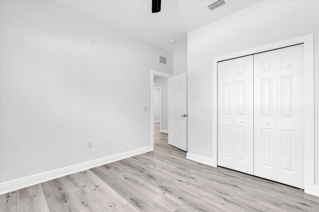 Building Photo - 705 S Orange Ave