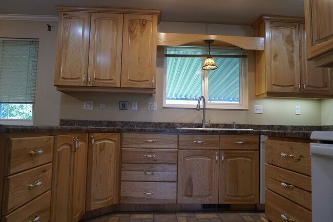 Building Photo - Murray 5 Bedroom Rambler Home