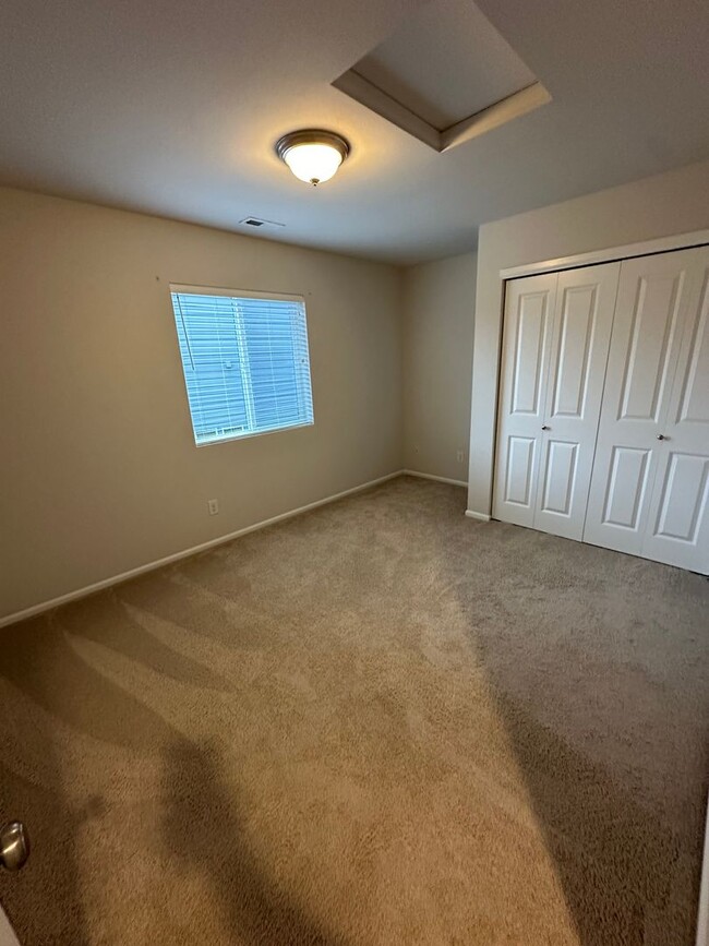 Building Photo - Pet friendly Spacious 4 bedroom + bonus ro...