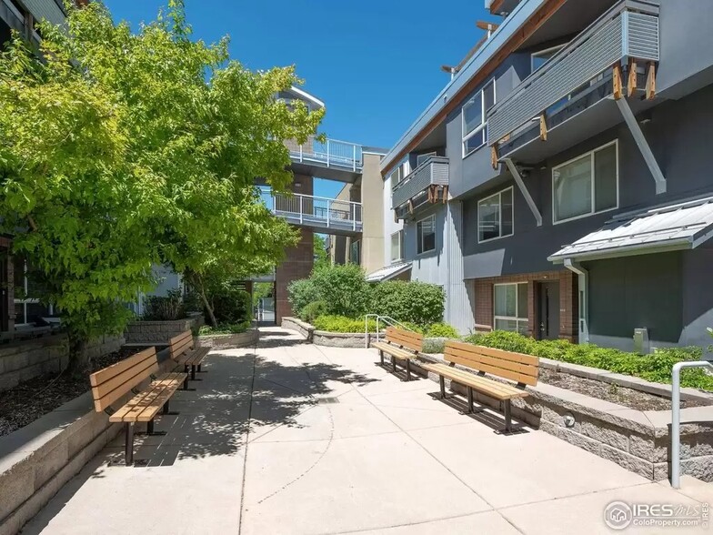 Manicured open spaces - 2850 E College Ave