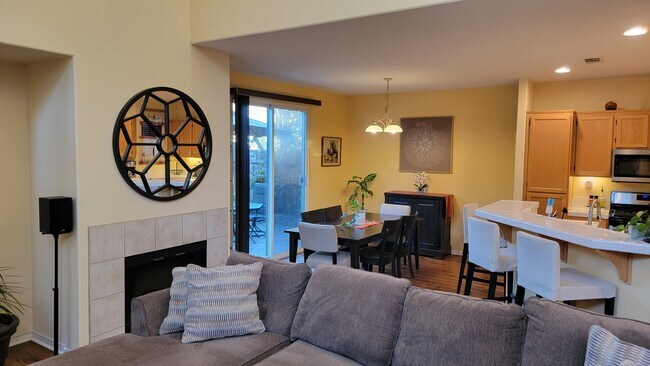 Building Photo - 8990 Courtyard View Dr