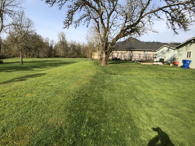 Building Photo - Beautiful and Convenient Turner Location!