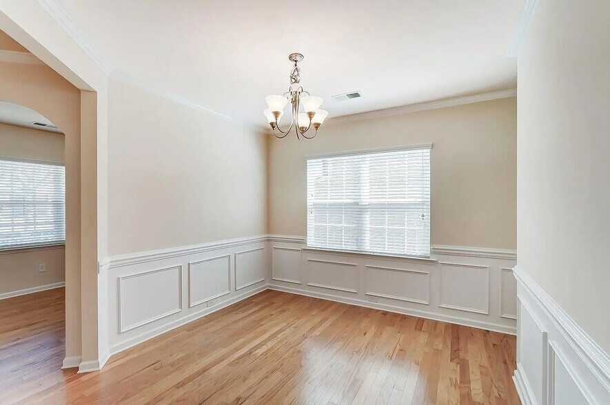 Building Photo - Room in House on Green Birch Dr