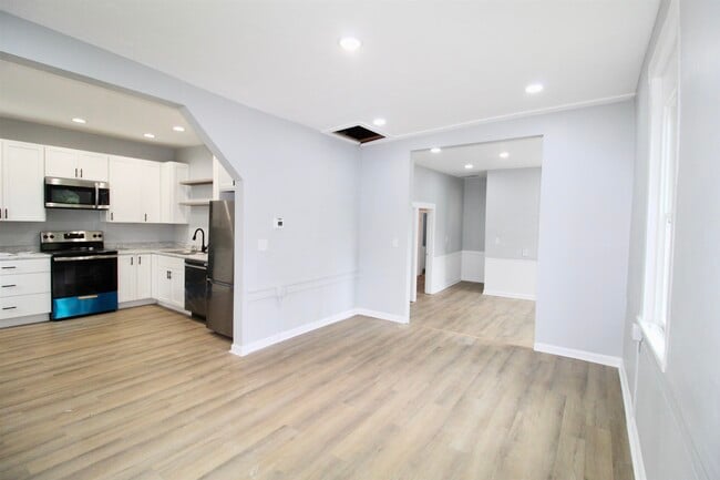 Building Photo - 209 E Spotswood Ave