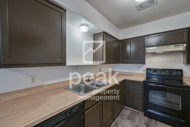 Building Photo - $1,625! 2Bed/2Bath duplex in Arlington! Pr...