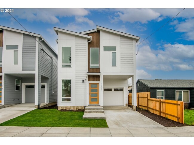 Primary Photo - Stunning 3 bed/2.5 bath NEW CONSTRUCTION s...