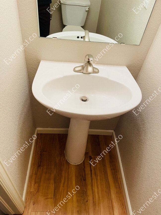 Building Photo - 3-Bed/2.5-Bath/