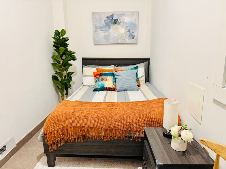Bonus sleeping room - 2504 E York St