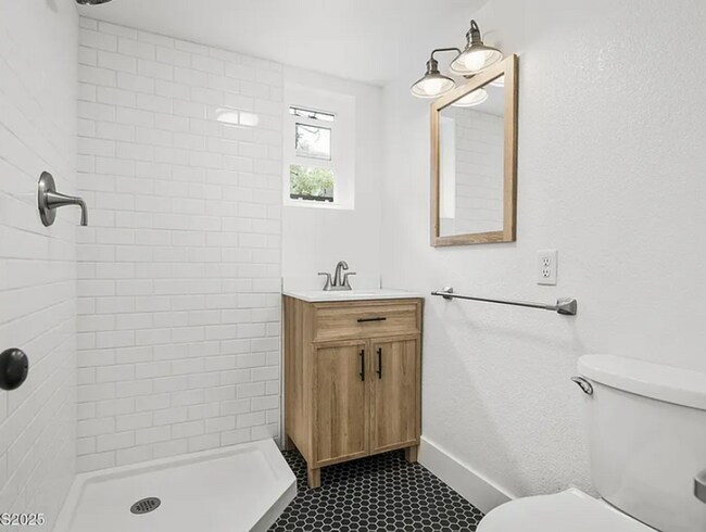 Building Photo - Beautifully Remodeled 1 Bed / 1 Bath in Midtown - Available 6/15!