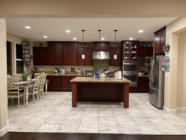 Building Photo - 486 Glenbrook Dr