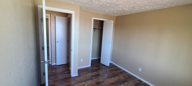Building Photo - 315 Meadow Dr