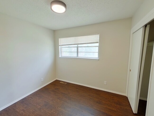 Building Photo - 951 S Longfellow Ln