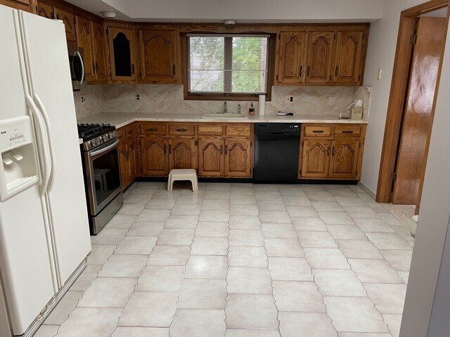 Kitchen - 91 Grove St