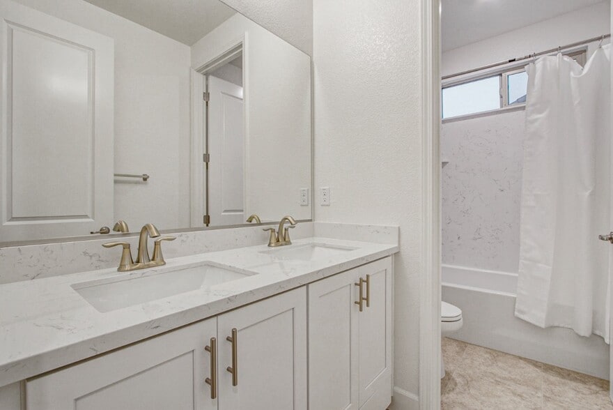 Bath No 3 w/ double vanities - 2008 Gumbinger Pl