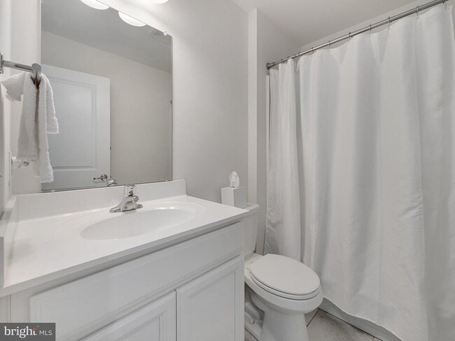 Building Photo - 131 Edgewater Ct