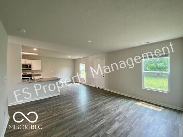 Building Photo - 2913 W Kings Cyn Dr