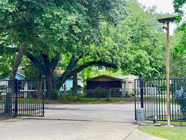 Building Photo - 2110 Turner Dr