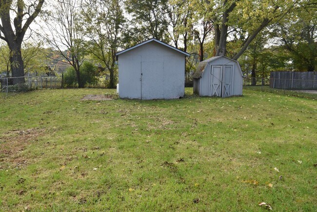 Building Photo - Mishawaka South-side 3 bedroom with a fenc...