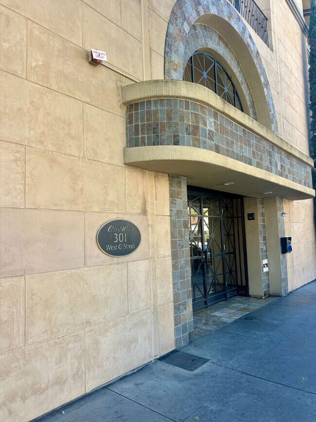 Building Photo - $3,600 - 2 Bed / 2 Bath City Walk Condo in Downtown San Diego