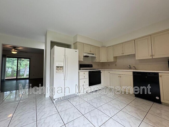 Building Photo - 40250 Pinetree Dr