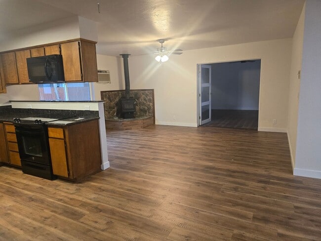 Building Photo - 3 bed 1 bath  Home for Rent in Grants Pass