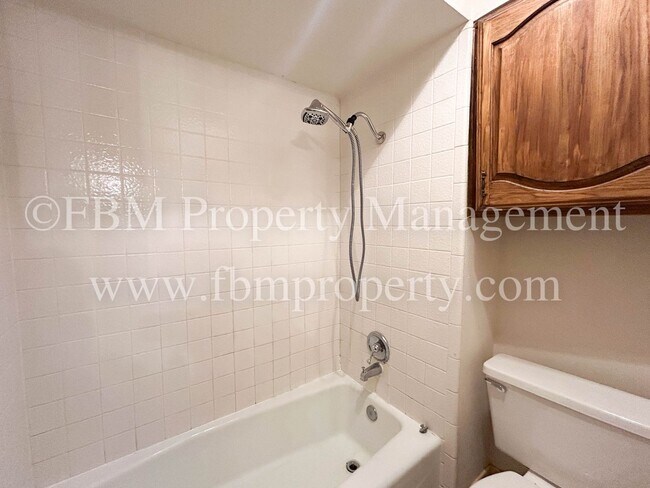 Building Photo - 103 Oak Creek Ct