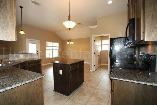 Building Photo - Spacious Three-Bedroom!