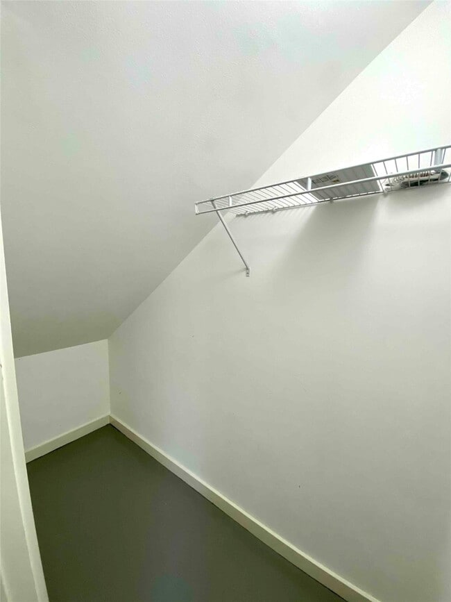 Building Photo - 823 Robin St