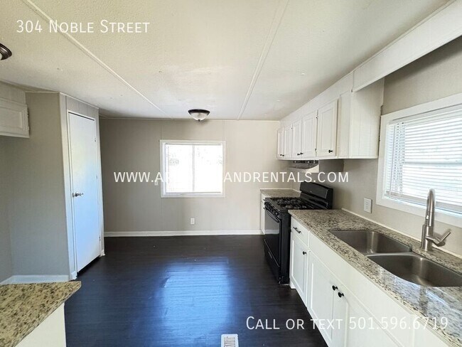 Building Photo - 304 Noble St