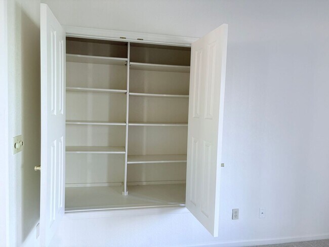 Building Photo - Spacious 2bd/2bath + Den home in gorgeous community (there's a lake!)