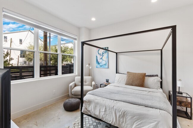 Primary Photo - 1504 Ennis St