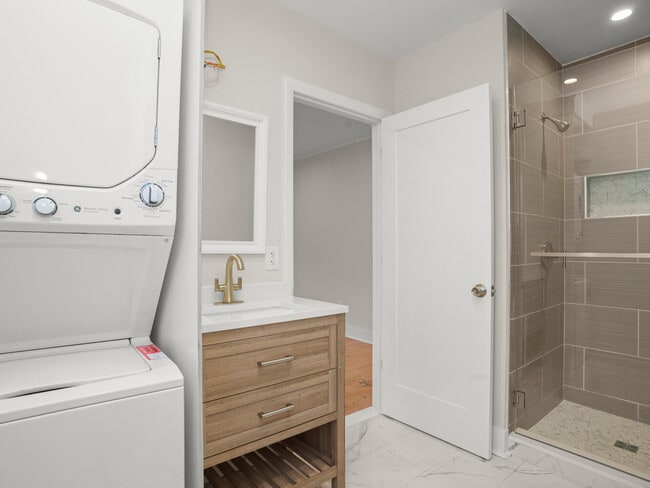 Building Photo - 21 Holcomb Ave