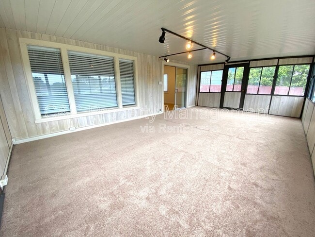 Building Photo - 429 Reindollar Ave