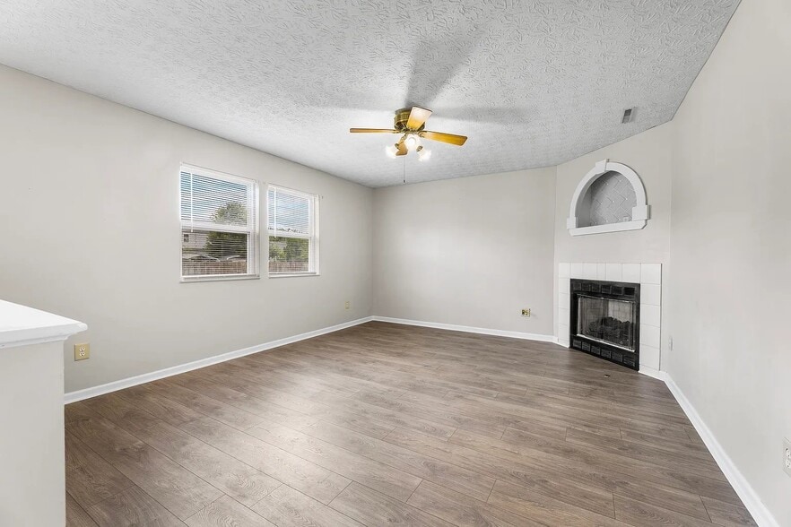 Building Photo - 328 Regency Ave