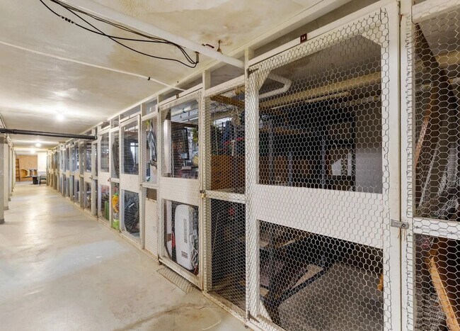 Building Photo - Amazing West Hills Condo! W/S/G + Heat inc...