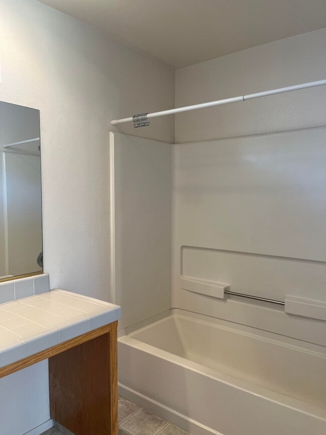 Building Photo - 950 Geneva Dr