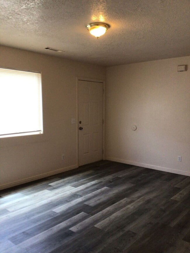 Building Photo - Charming apartment