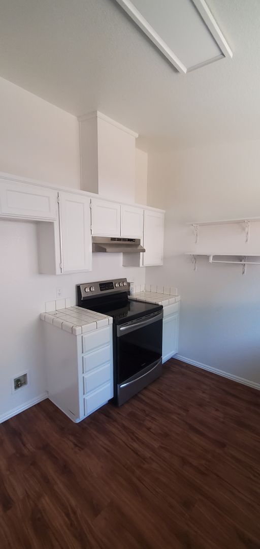 Building Photo - Turlock 2 Bedroom 2 Bath with Garage Triplex