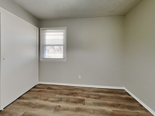 Building Photo - Updated 3-Bed Home with Granite Kitchen Near Shopping & Highways – Independence, MO