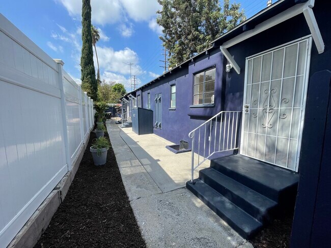 Building Photo - 11672 Oxnard St