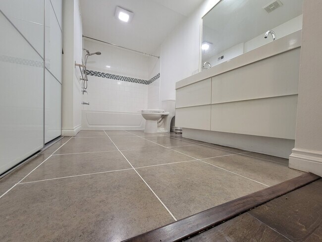 Building Photo - 5313 Sevilla Ct